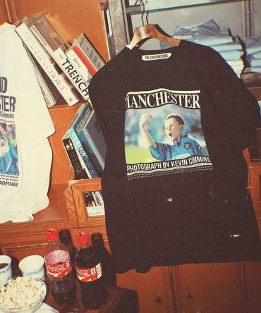 THE CULTURE CODE × Kevin Cummins for WILD LIFE TAILOR / T-SHIRT MANCHESTER CITY - BOY