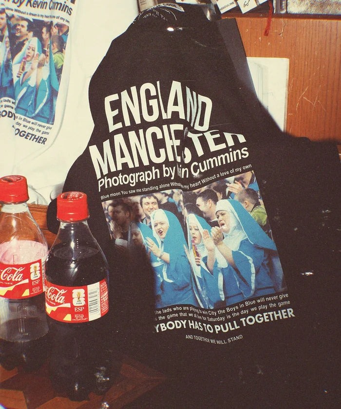 THE CULTURE CODE × Kevin Cummins for WILD LIFE TAILOR / T-SHIRT MANCHESTER CITY - SISTERS