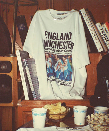 THE CULTURE CODE × Kevin Cummins for WILD LIFE TAILOR / T-SHIRT MANCHESTER CITY - SISTERS