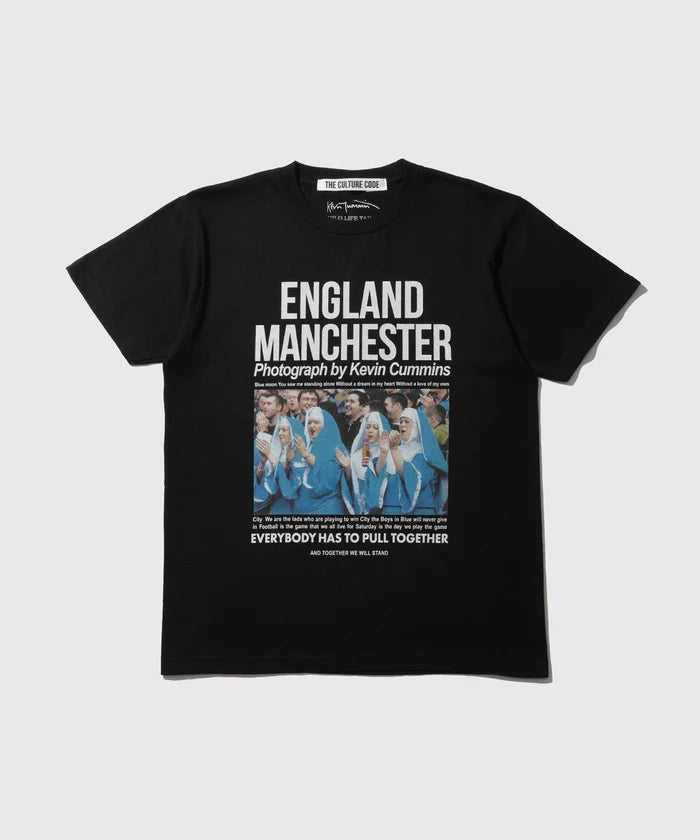 THE CULTURE CODE × Kevin Cummins for WILD LIFE TAILOR / T-SHIRT MANCHESTER CITY - SISTERS