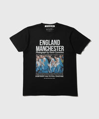 THE CULTURE CODE × Kevin Cummins for WILD LIFE TAILOR / T-SHIRT MANCHESTER CITY - SISTERS