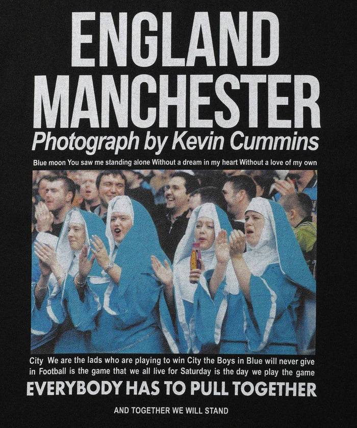 THE CULTURE CODE × Kevin Cummins for WILD LIFE TAILOR / T-SHIRT MANCHESTER CITY - SISTERS
