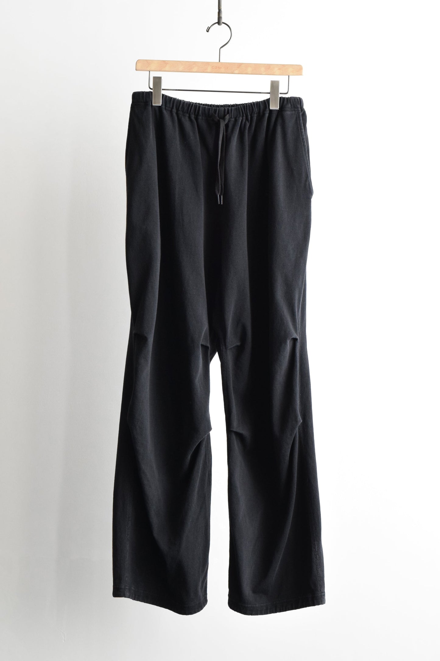 COMOLI "コットンジャージ ニータックパンツ